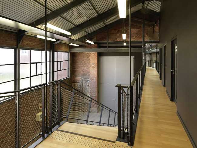 Uno dei ballatoi sospesi con il pavimento in legno